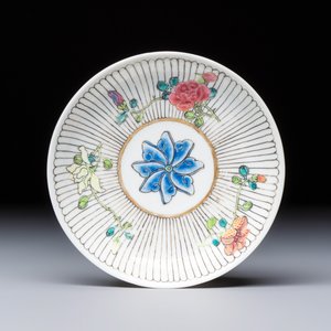 A Chinese famille rose tea bowl and saucer with floral design — foto 2