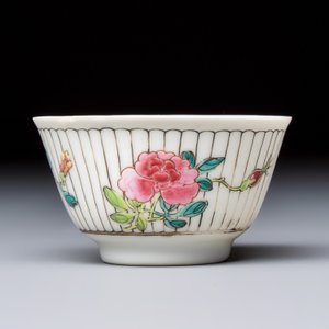A Chinese famille rose tea bowl and saucer with floral design — foto 4