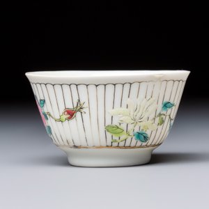 A Chinese famille rose tea bowl and saucer with floral design — foto 5