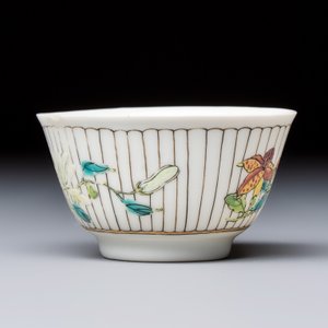 A Chinese famille rose tea bowl and saucer with floral design — foto 6