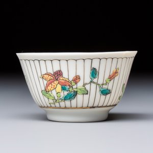 A Chinese famille rose tea bowl and saucer with floral design — foto 7