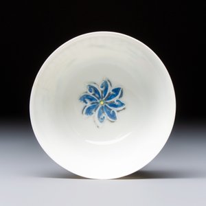 A Chinese famille rose tea bowl and saucer with floral design — foto 8