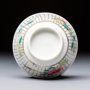 A Chinese famille rose tea bowl and saucer with floral design — foto 9