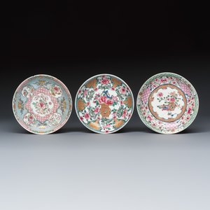 A Chinese famille rose tea bowl with figural design and three saucers with floral design — 照片 2