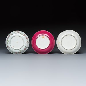 A Chinese famille rose tea bowl with figural design and three saucers with floral design — 照片 3