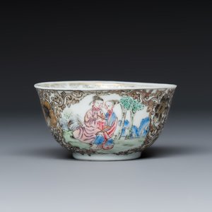 A Chinese famille rose tea bowl with figural design and three saucers with floral design — 照片 4