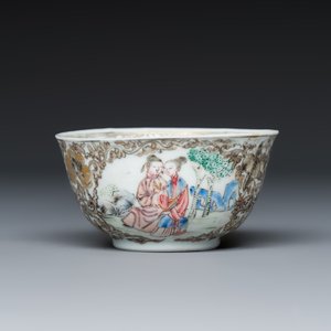 A Chinese famille rose tea bowl with figural design and three saucers with floral design — 照片 6
