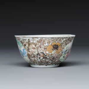 A Chinese famille rose tea bowl with figural design and three saucers with floral design — 照片 7