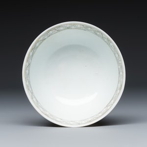 A Chinese famille rose tea bowl with figural design and three saucers with floral design — 照片 8