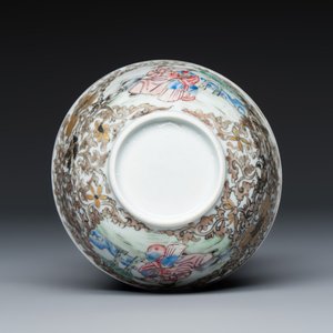 A Chinese famille rose tea bowl with figural design and three saucers with floral design — 照片 9
