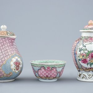 A Chinese famille rose tea caddy, a covered jug and a cup, Yongzheng, 1723-1735 — 照片 1