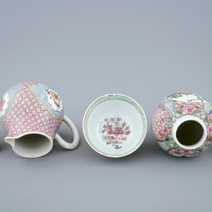 A Chinese famille rose tea caddy, a covered jug and a cup, Yongzheng, 1723-1735 — 照片 2