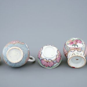 A Chinese famille rose tea caddy, a covered jug and a cup, Yongzheng, 1723-1735 — 照片 3