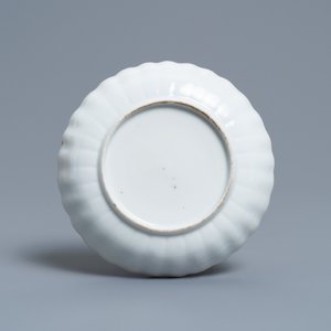 A Chinese famille rose tea caddy and a grisaille cup and saucer, Yongzheng/Qianlong — photo 3