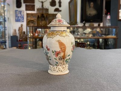 A Chinese famille rose tea caddy with a bird on a rock, Yongzheng — photo 1
