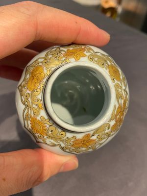 A Chinese famille rose tea caddy with a bird on a rock, Yongzheng — photo 12