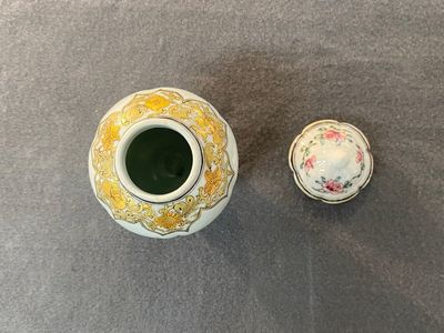 A Chinese famille rose tea caddy with a bird on a rock, Yongzheng — photo 4