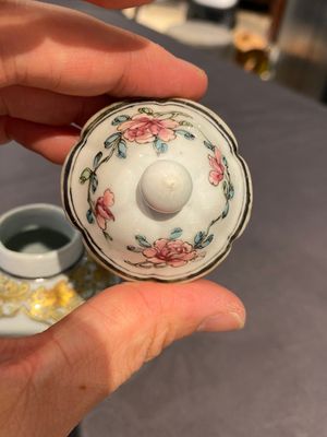 A Chinese famille rose tea caddy with a bird on a rock, Yongzheng — photo 10