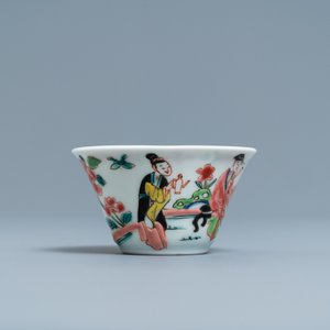 A Chinese famille rose 'tea scene' cup and saucer, Yongzheng/Qianlong — photo 5