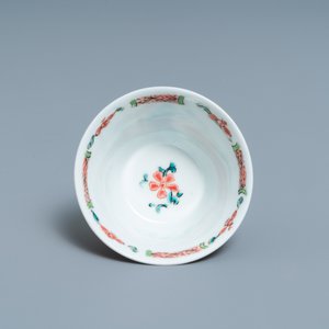 A Chinese famille rose 'tea scene' cup and saucer, Yongzheng/Qianlong — photo 9