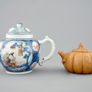 A Chinese famille rose teapot, 18th C. and a Yixing teapot, 19/20th C. — photo 2
