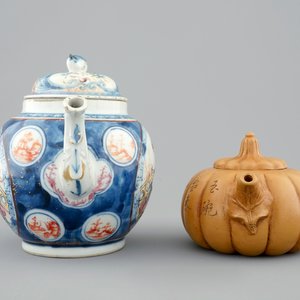 A Chinese famille rose teapot, 18th C. and a Yixing teapot, 19/20th C. — photo 3