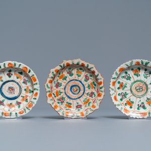 A Chinese famille rose teapot, a covered bowl and three Bencharong bowls on stand, 19th C. — 照片 2