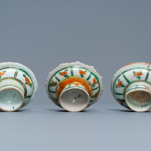 A Chinese famille rose teapot, a covered bowl and three Bencharong bowls on stand, 19th C. — 照片 3