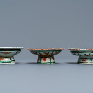 A Chinese famille rose teapot, a covered bowl and three Bencharong bowls on stand, 19th C. — 照片 4