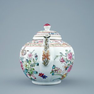 A Chinese famille rose teapot and 2 eggshell cups, Yongzheng, 1723-1735 — photo 3