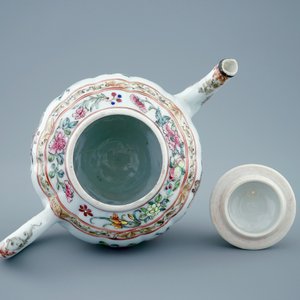 A Chinese famille rose teapot and 2 eggshell cups, Yongzheng, 1723-1735 — photo 6