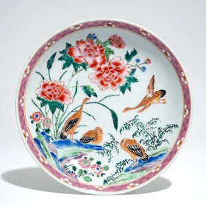A Chinese famille rose teapot and a plate with geese, Yongzheng/Qianlong — photo 2