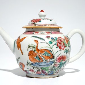 A Chinese famille rose teapot and a plate with geese, Yongzheng/Qianlong — photo 4