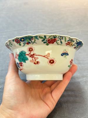 A Chinese famille rose teapot and a 'quails' bowl, Yongzheng — photo 2