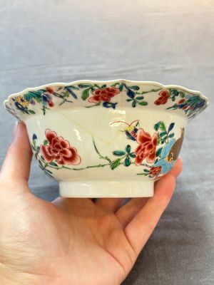 A Chinese famille rose teapot and a 'quails' bowl, Yongzheng — photo 4