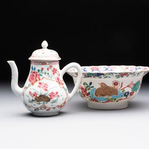 A Chinese famille rose teapot and a 'quails' bowl, Yongzheng — photo 1