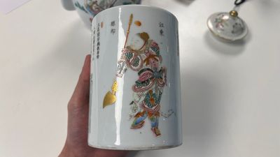 A Chinese famille rose teapot and a 'Wu Shuang Pu' brush pot, Daoguang mark and of the period — 照片 9