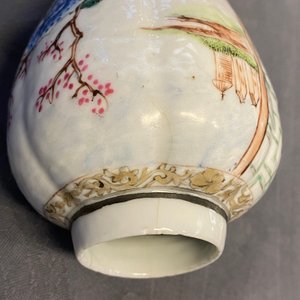 A Chinese famille rose teapot and caddy with a lady holding a small dog, Yongzheng/Qianlong — photo 13