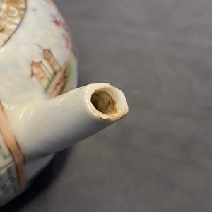 A Chinese famille rose teapot and caddy with a lady holding a small dog, Yongzheng/Qianlong — photo 9