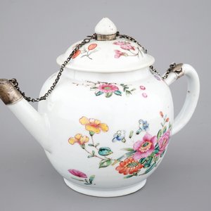 A Chinese famille rose teapot and cover, 18th C. — photo 1