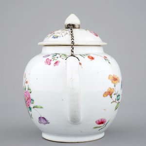 A Chinese famille rose teapot and cover, 18th C. — photo 3