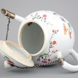 A Chinese famille rose teapot and cover, 18th C. — photo 6