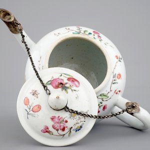 A Chinese famille rose teapot and cover, 18th C. — photo 7