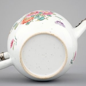 A Chinese famille rose teapot and cover, 18th C. — photo 8