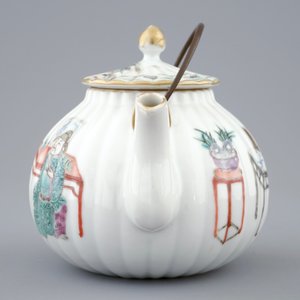 A Chinese famille rose teapot and cover, 19th C. — photo 3