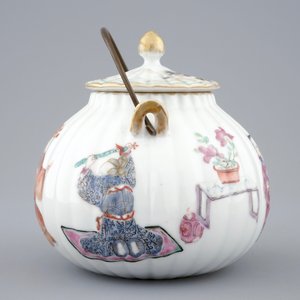 A Chinese famille rose teapot and cover, 19th C. — photo 5