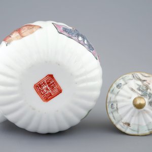 A Chinese famille rose teapot and cover, 19th C. — photo 7