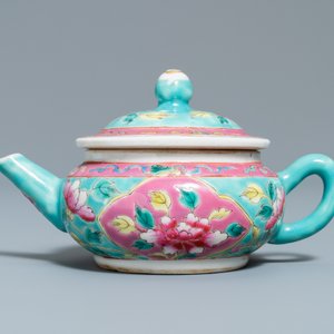 A Chinese famille rose teapot and cover for the Straits or Peranakan market, 19th C. — 照片 4