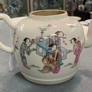 A Chinese famille rose teapot and cover, Guangxu mark and of the period — 照片 9