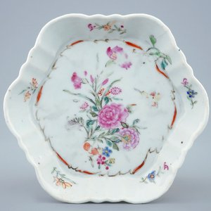 A Chinese famille rose teapot and cover on stand, Qianlong, 18th C. — photo 2